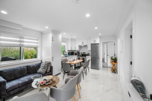 1010 Augusta Avenue, Burnaby, BC - Indoor Photo Showing Living Room