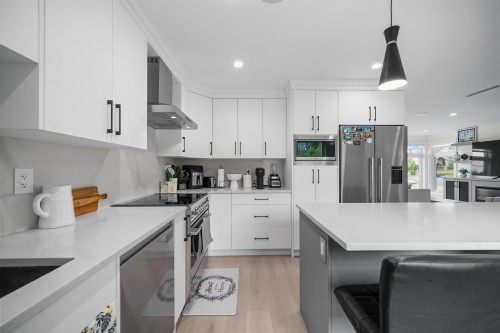 1010 Augusta Avenue, Burnaby, BC - Indoor Photo Showing Kitchen