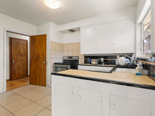 4691 5Th Avenue W, Vancouver, BC - Indoor Photo Showing Kitchen