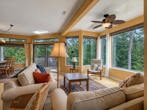 5475 Hydaway Place, Halfmoon Bay, BC - Indoor Photo Showing Living Room