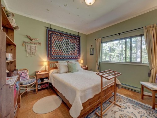5475 Hydaway Place, Halfmoon Bay, BC - Indoor Photo Showing Bedroom