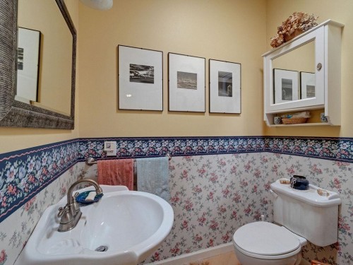 5475 Hydaway Place, Halfmoon Bay, BC - Indoor Photo Showing Bathroom