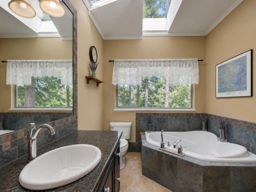 5475 Hydaway Place, Halfmoon Bay, BC - Indoor Photo Showing Bathroom