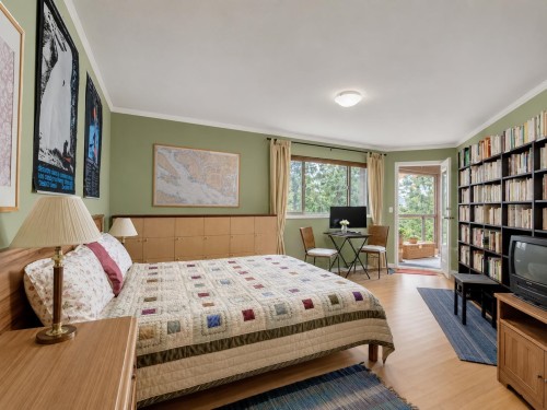 5475 Hydaway Place, Halfmoon Bay, BC - Indoor Photo Showing Bedroom