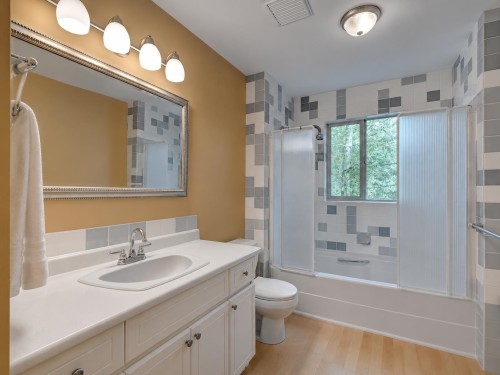 5475 Hydaway Place, Halfmoon Bay, BC - Indoor Photo Showing Bathroom