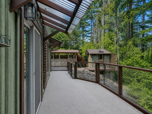5475 Hydaway Place, Halfmoon Bay, BC - Outdoor With Exterior