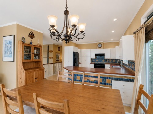 5475 Hydaway Place, Halfmoon Bay, BC - Indoor Photo Showing Dining Room