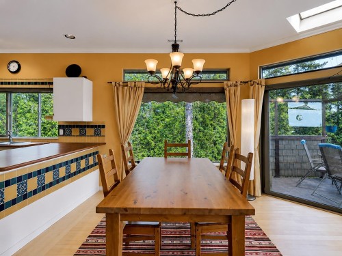 5475 Hydaway Place, Halfmoon Bay, BC - Indoor Photo Showing Dining Room