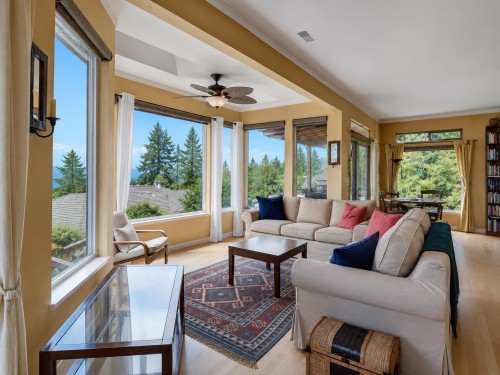 5475 Hydaway Place, Halfmoon Bay, BC - Indoor Photo Showing Living Room