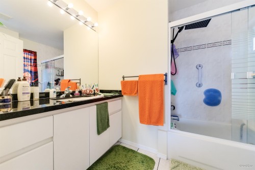 215 18Th Street W, North Vancouver, BC - Indoor Photo Showing Bathroom