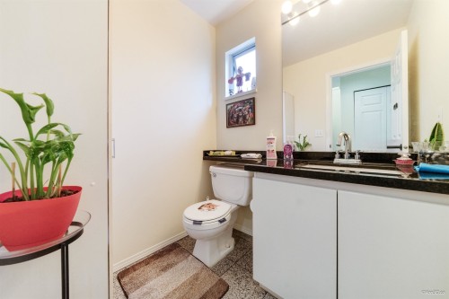 215 18Th Street W, North Vancouver, BC - Indoor Photo Showing Bathroom