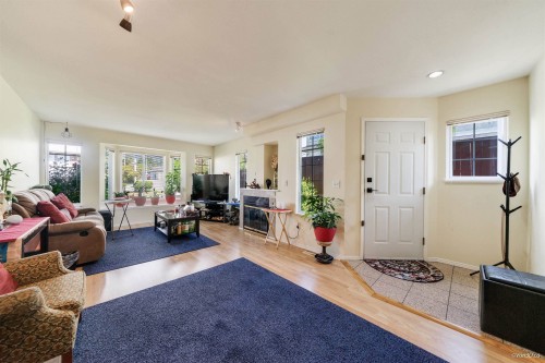 215 18Th Street W, North Vancouver, BC - Indoor Photo Showing Living Room