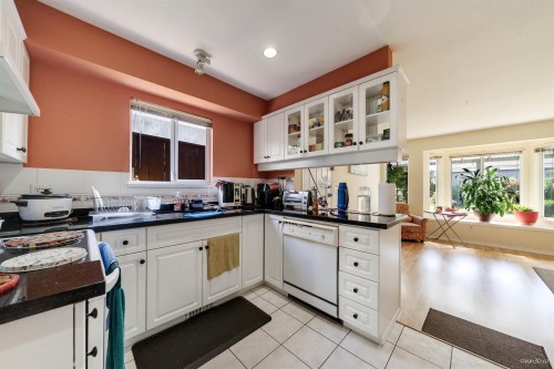 215 18Th Street W, North Vancouver, BC - Indoor Photo Showing Kitchen