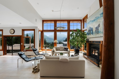 4-40781 Thunderbird Ridge, Squamish, BC - Indoor Photo Showing Living Room With Fireplace