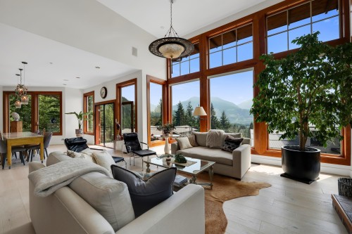 4-40781 Thunderbird Ridge, Squamish, BC - Indoor Photo Showing Living Room