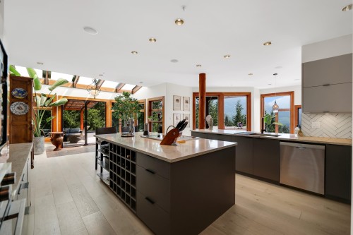 4-40781 Thunderbird Ridge, Squamish, BC - Indoor Photo Showing Kitchen With Upgraded Kitchen