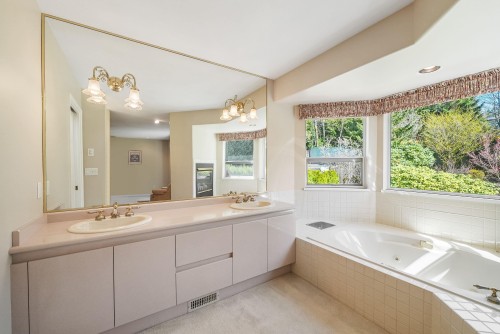 136 Parkside Drive, Port Moody, BC - Indoor Photo Showing Bathroom