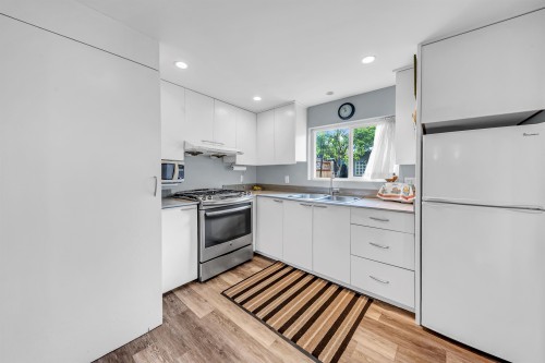 2474 5Th Avenue E, Vancouver, BC - Indoor Photo Showing Kitchen
