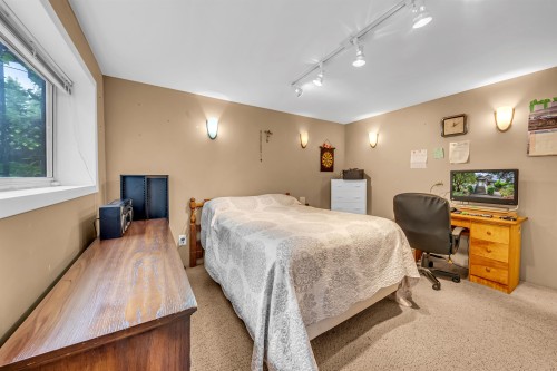 2474 5Th Avenue E, Vancouver, BC - Indoor Photo Showing Bedroom
