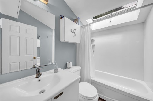 2474 5Th Avenue E, Vancouver, BC - Indoor Photo Showing Bathroom