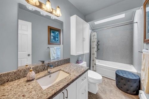2474 5Th Avenue E, Vancouver, BC - Indoor Photo Showing Bathroom