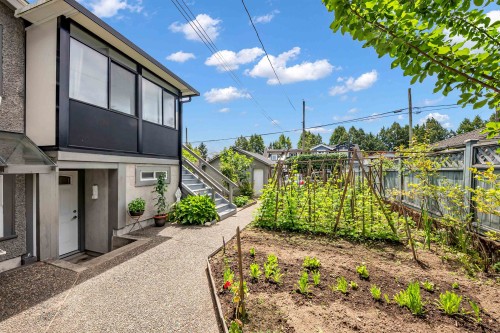 2474 5Th Avenue E, Vancouver, BC - Outdoor