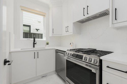 11308 Williams Road, Richmond, BC - Indoor Photo Showing Kitchen With Upgraded Kitchen