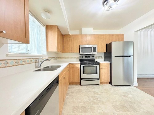 8-7400 Minoru Boulevard, Richmond, BC - Indoor Photo Showing Kitchen With Stainless Steel Kitchen With Double Sink