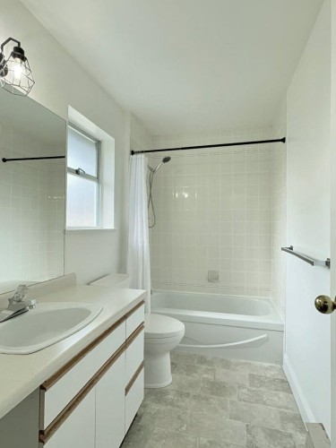 8-7400 Minoru Boulevard, Richmond, BC - Indoor Photo Showing Bathroom