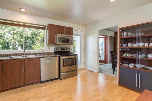 1470 June Crescent, Port Coquitlam, BC - Indoor Photo Showing Kitchen With Double Sink