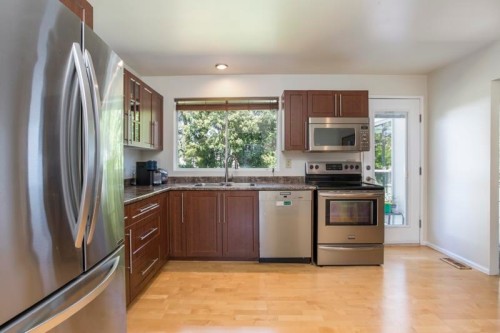 1470 June Crescent, Port Coquitlam, BC - Indoor Photo Showing Kitchen With Double Sink