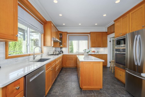 8013 17Th Avenue, Burnaby, BC 