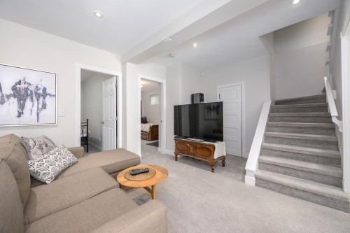8013 17Th Avenue, Burnaby, BC 
