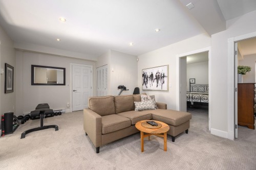 8013 17Th Avenue, Burnaby, BC 