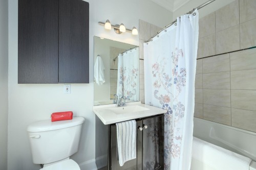 8013 17Th Avenue, Burnaby, BC 