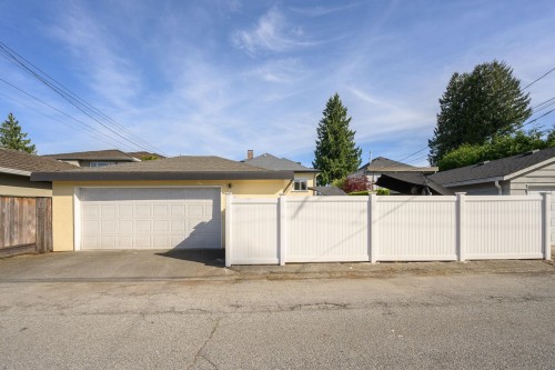 8013 17Th Avenue, Burnaby, BC 
