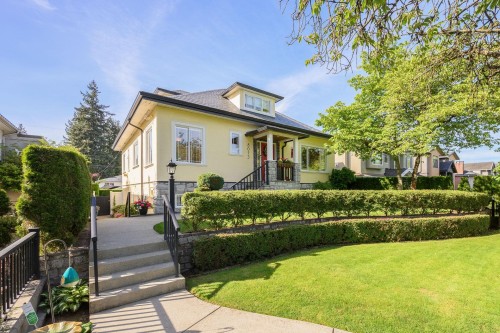 8013 17Th Avenue, Burnaby, BC 