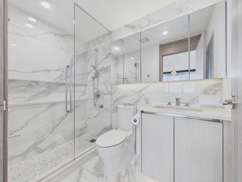 4906-4880 Lougheed Highway, Burnaby, BC - Indoor Photo Showing Bathroom