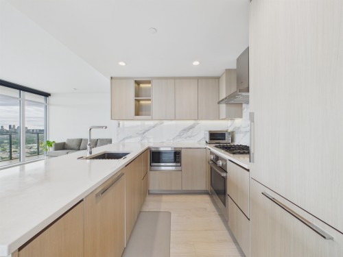 4906-4880 Lougheed Highway, Burnaby, BC - Indoor Photo Showing Kitchen With Upgraded Kitchen