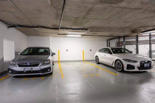 4906-4880 Lougheed Highway, Burnaby, BC - Indoor Photo Showing Garage