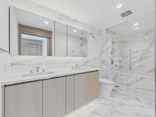4906-4880 Lougheed Highway, Burnaby, BC - Indoor Photo Showing Bathroom