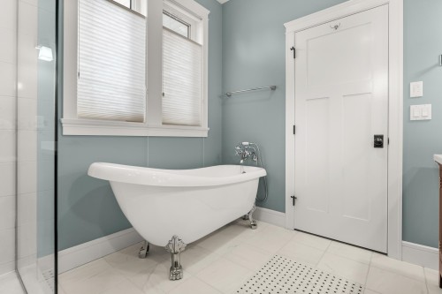4896 12 Avenue, Delta, BC - Indoor Photo Showing Bathroom