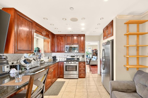 5009 Payne Street, Vancouver, BC - Indoor Photo Showing Kitchen With Upgraded Kitchen