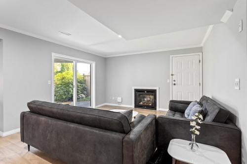 1252 Gateway Place, Port Coquitlam, BC - Indoor Photo Showing Living Room With Fireplace