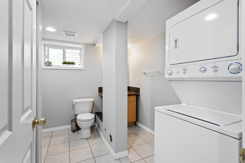 1252 Gateway Place, Port Coquitlam, BC - Indoor Photo Showing Laundry Room