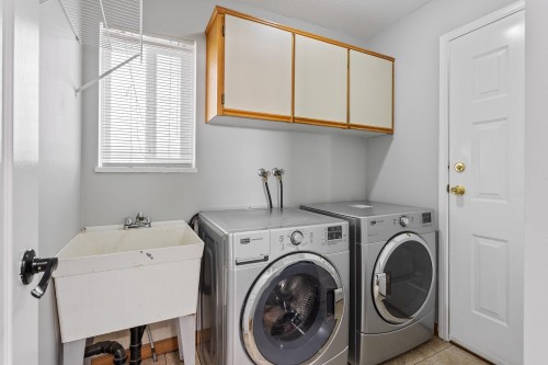 1252 Gateway Place, Port Coquitlam, BC - Indoor Photo Showing Laundry Room