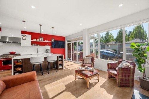 10091 243Rd Street, Maple Ridge, BC - Indoor Photo Showing Living Room