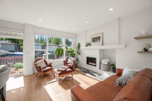 10091 243Rd Street, Maple Ridge, BC - Indoor Photo Showing Living Room With Fireplace