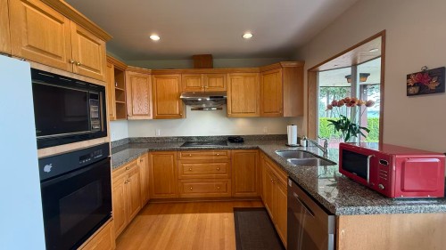3863 Marine Drive, West Vancouver, BC 