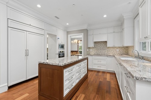 1250 Sinclair Street, West Vancouver, BC - Indoor Photo Showing Kitchen With Upgraded Kitchen